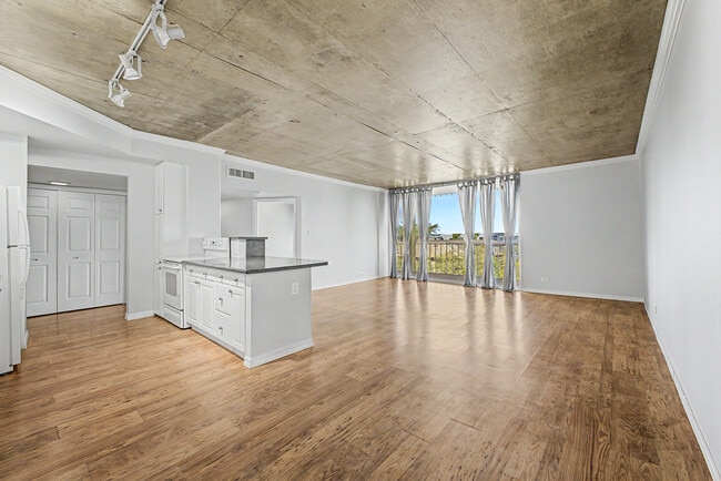 207 W Clarendon Ave
