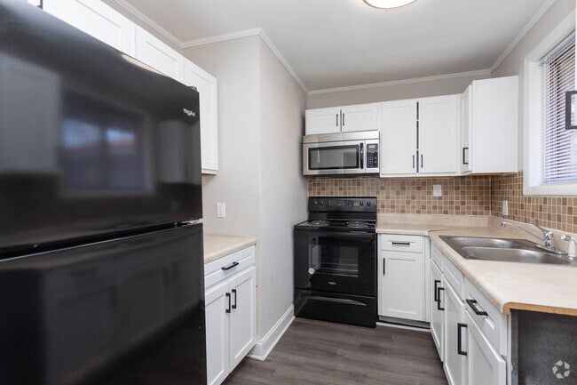 3BR, 1BA - 984SF - Kitchen
