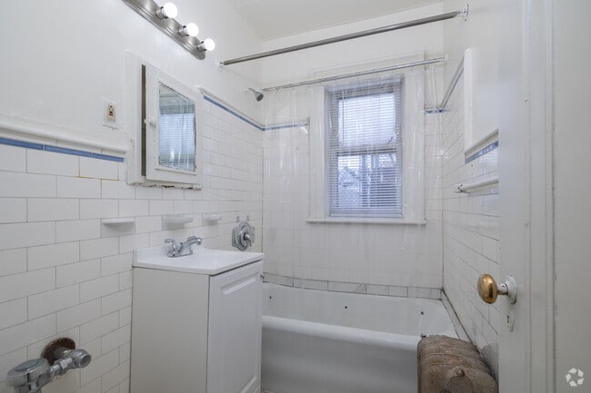 1BD, 1BA - 900-1,100SF - BATHROOM