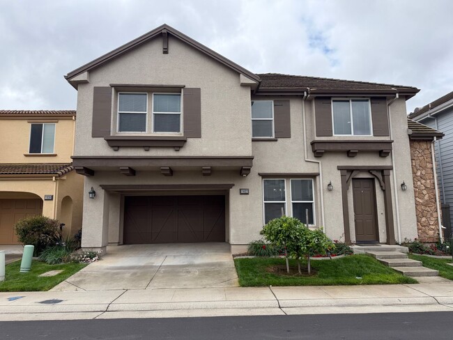 Building Photo - Gorgeous 4 bedroom 2 story home in Anatolia
