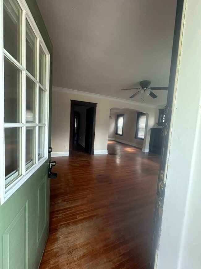 La entrada muestra la sala de estar que comunica con el comedor y la entrada al primer dormitorio. - 5044 Bancroft Ave