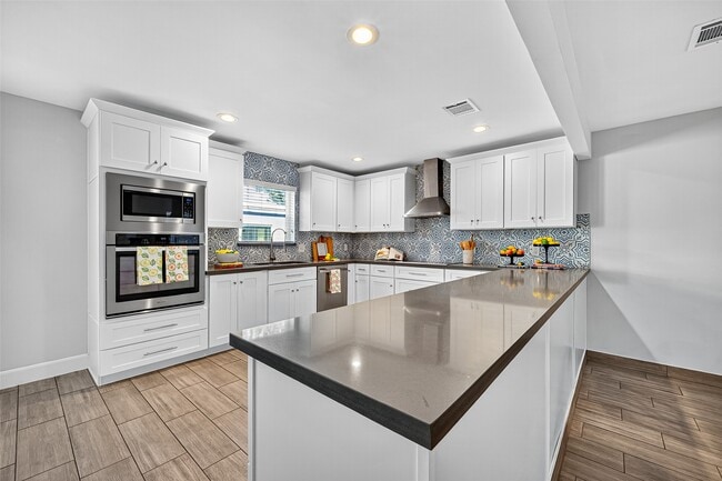 Photo - 818 Silvergate Dr