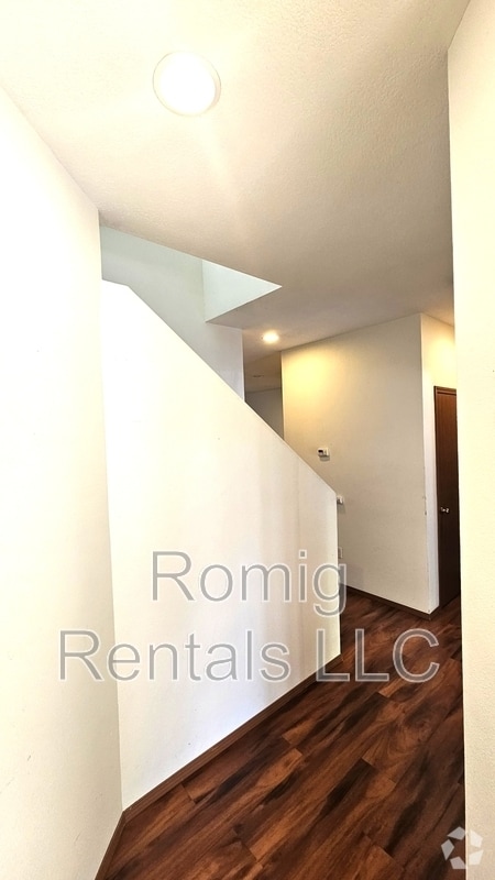 Building Photo - 3608 NE 81st Cir Rental