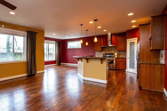 Photo - 3+ Bedroom 2.5 Bath with Office and Bonus Room - Indoor Play Structure - North Salmon Creek