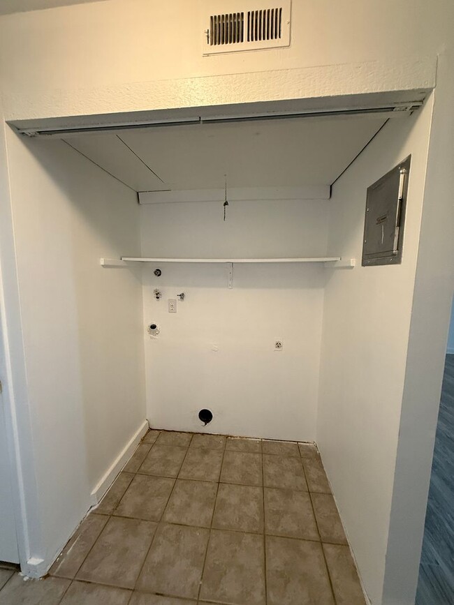 Photo - Beautiful Two Bedroom Apt; Salt Lake City, 1,000 sq ft; New Flooring Unidad 3372