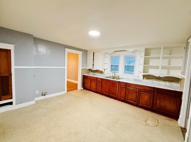 88 Schutrum St Unit upper