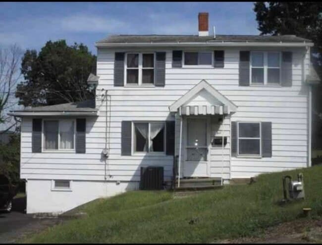 Building Photo - 361 Long St