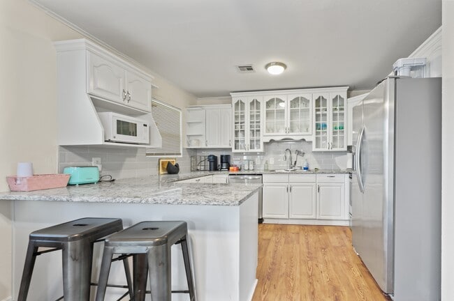 Photo - 139 E 49th St