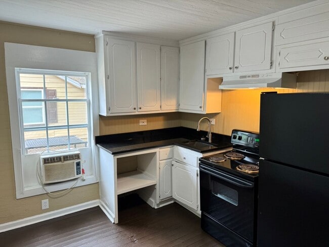 Building Photo - 2 Bed 1 Bath House