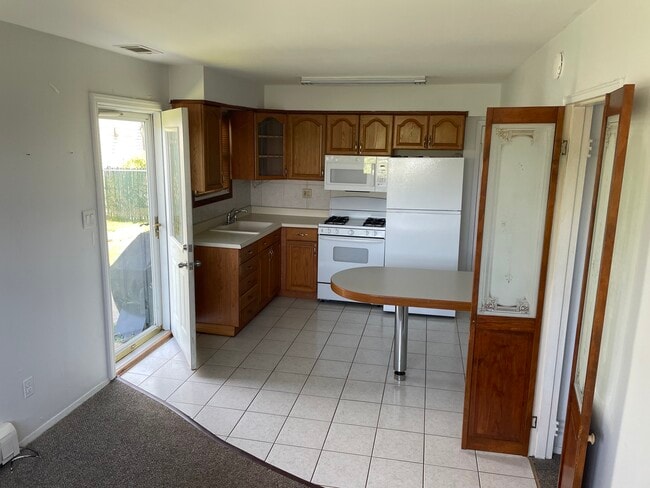 Building Photo - 29 Monroe Pl Unit Bottom Rental