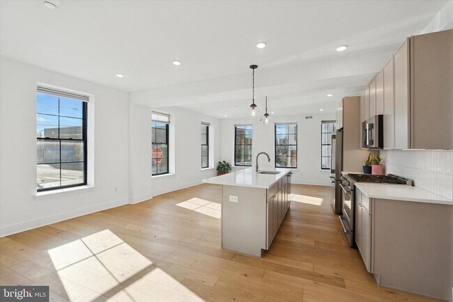 Photo - 2141 E Hagert St Unit B