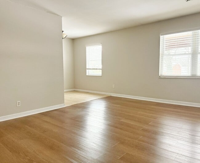 Building Photo - 700 Village Ln Unit 4