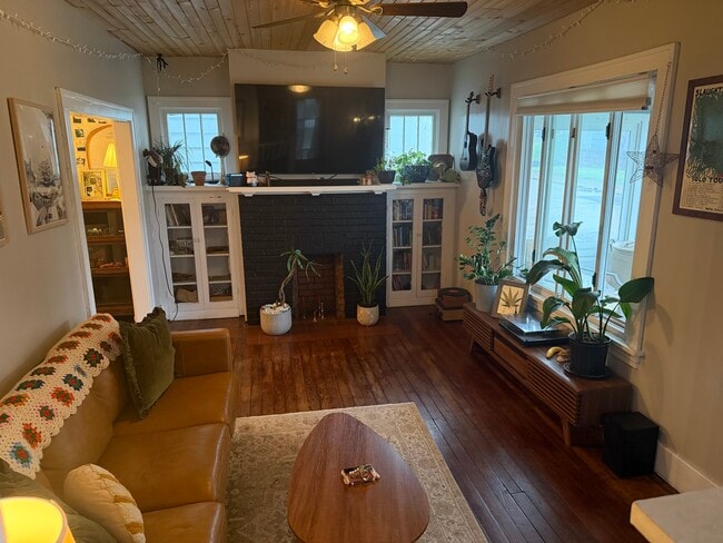Photo - 148 E Elm St