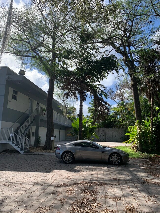 Private unit surrounded by lush trees - 3225 N Andrews Ave Unit 4