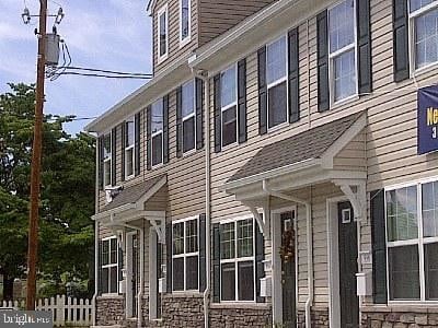 Photo - 960 N George St