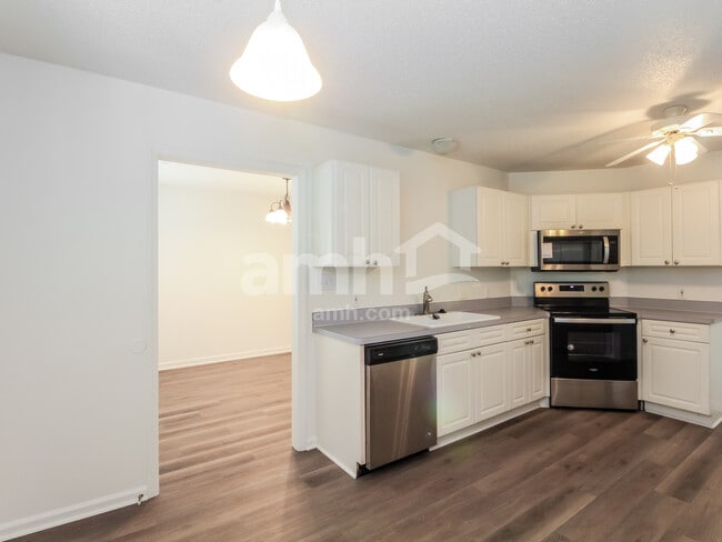 Photo - 628 Windsor Dr SE