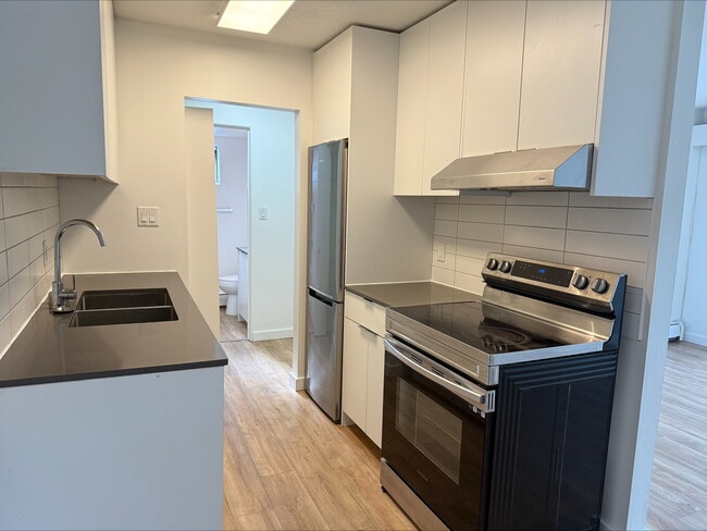Building Photo - 1595-1595 Boundary Crescent