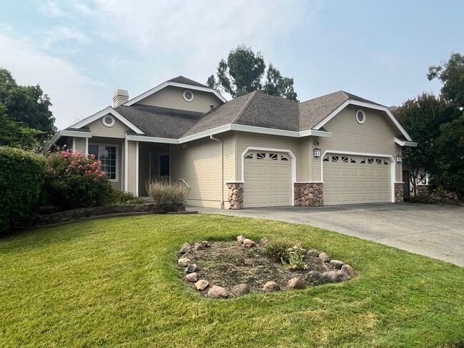 Building Photo - Large Single Level 4 Bedroom 2 Bathroom Home located in Northeast Rohnert Park
