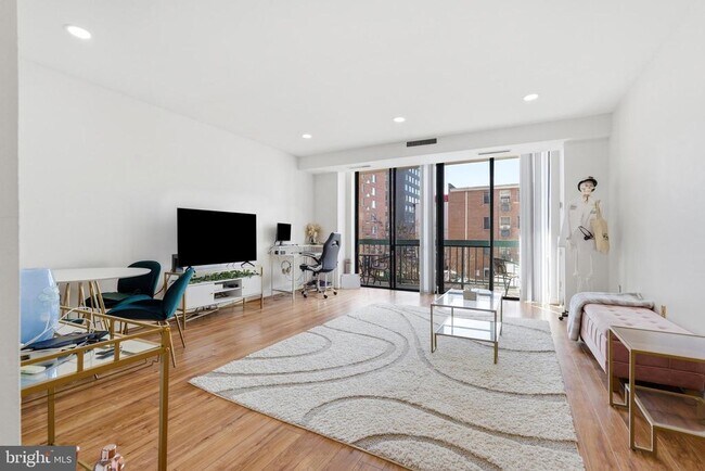 Photo - 955 26th St NW Unit 305