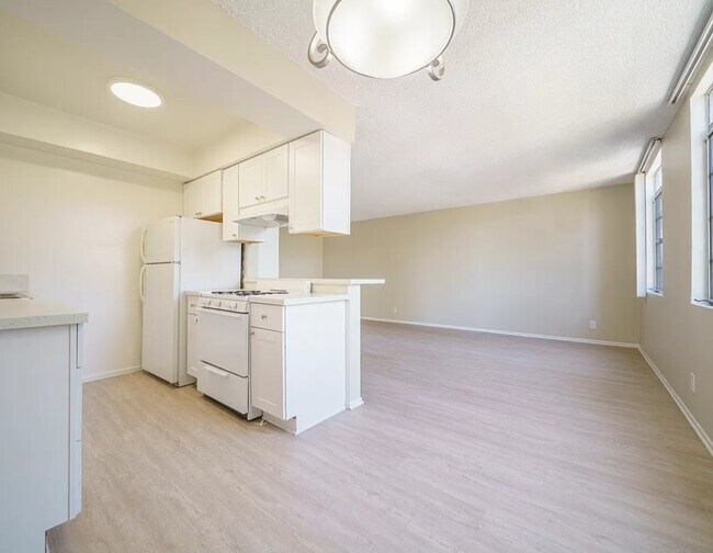 1 Bed/1 Bath Model - Kitchen/Dining Space