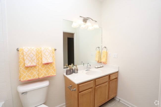 2BR, 2BA - 1069 SF - Bathroom