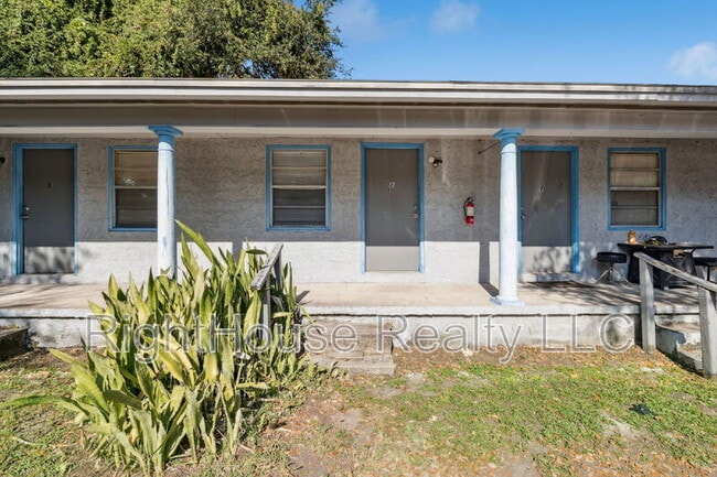 Building Photo - 2430 Tanglewood St Unit 6