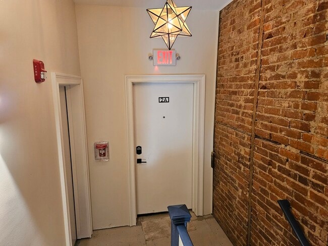 Building Photo - 125 E 3rd St Unit 2A Rental