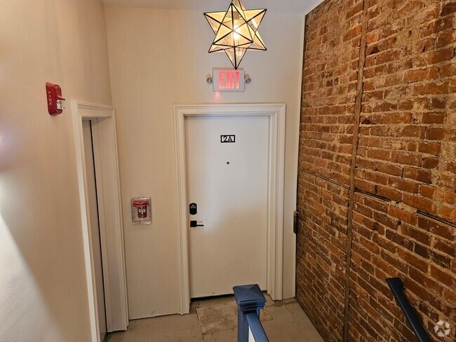 Building Photo - 125 E 3rd St Unit 2A Rental