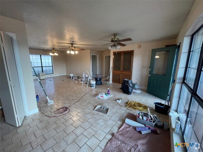 Building Photo - 406 Flintstone Dr Rental