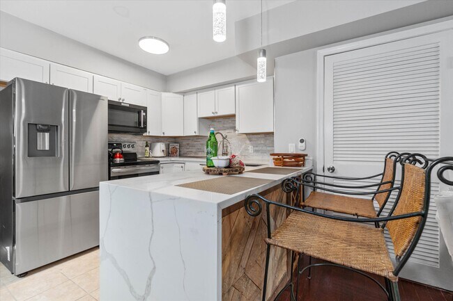 Photo - 305 E 9th St