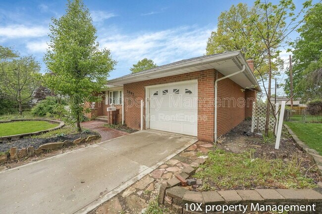 Photo - 2892 Longfield Rd