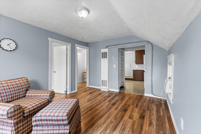 Photo - 922 Dakin St