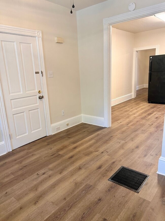 Photo - 230 1/2 W Walnut St Unit Apt 1 First Floor
