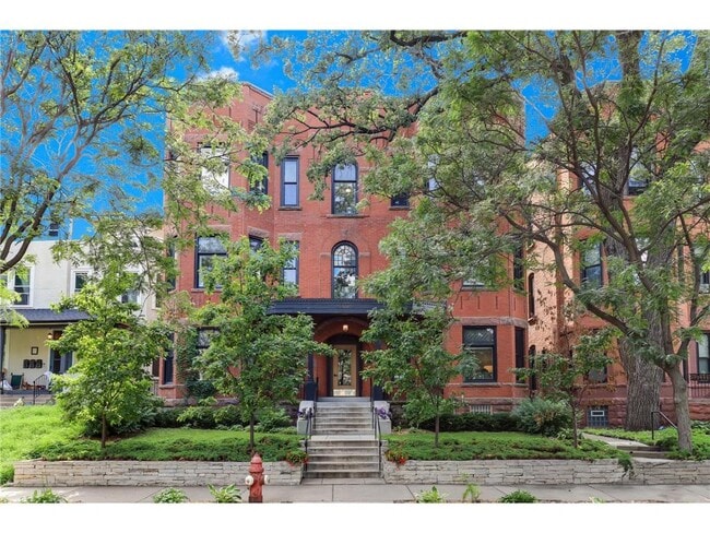 Building Photo - 1520 Elliot Ave S Unit 4