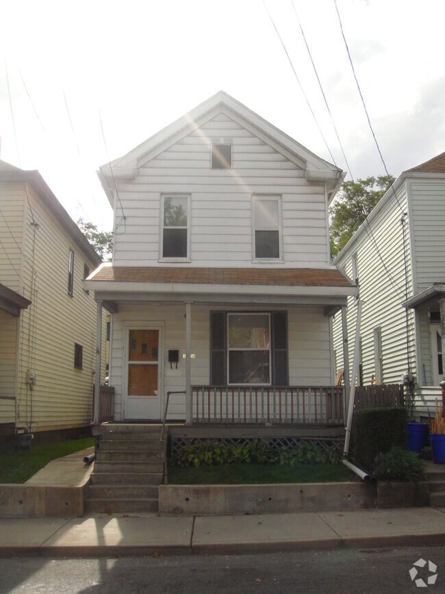 Building Photo - 3 Bedroom, 2 Story House