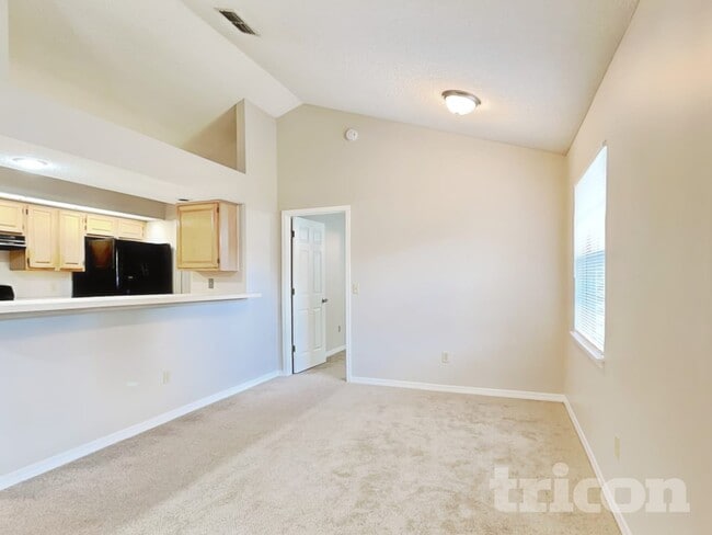 Photo - 8129 Mactavish Way W