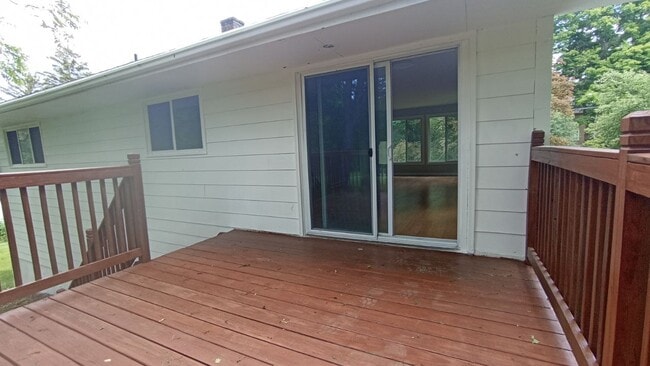 Building Photo - 5 Lango Rd Unit 2 Rental