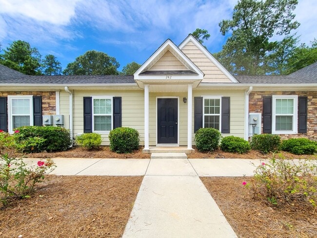 Building Photo - Conveniently Located Townhome off Exit 5!