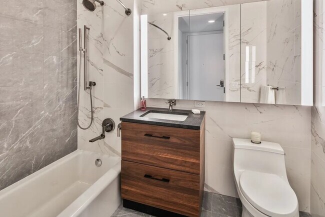 Photo - 511 W 36th St. Unidad 12G