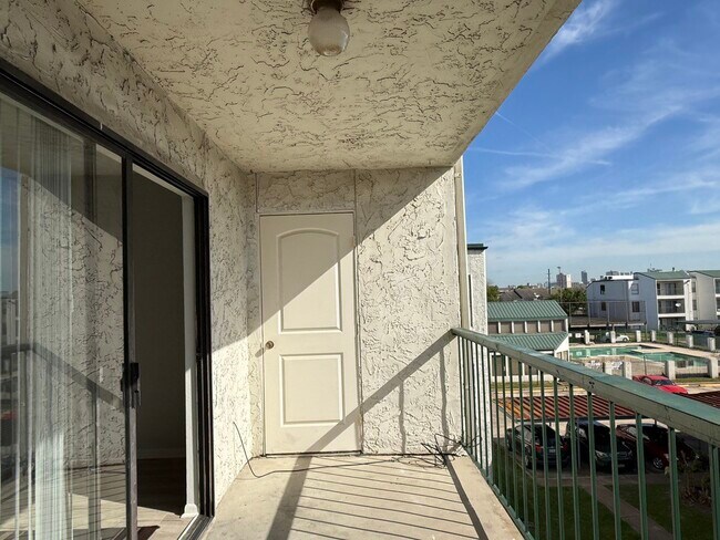 Building Photo - 2816 S Bartell Dr Unit 34