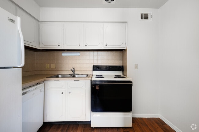 2BR, 1BA - 846SF - Kitchen