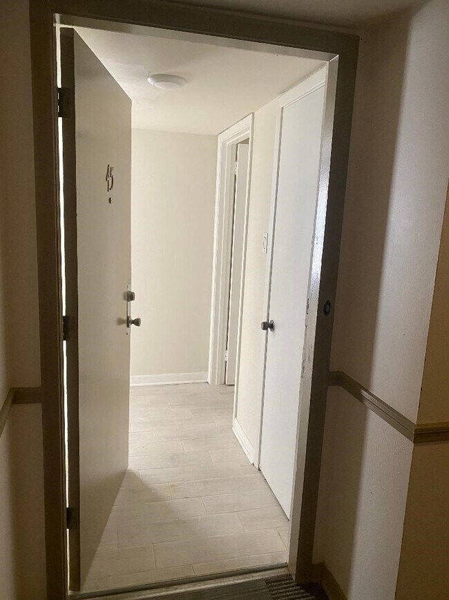 Building Photo - 2822 Briarhurst Dr Unit 45 Rental