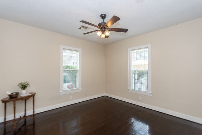 Photo - 3909 Barnes St