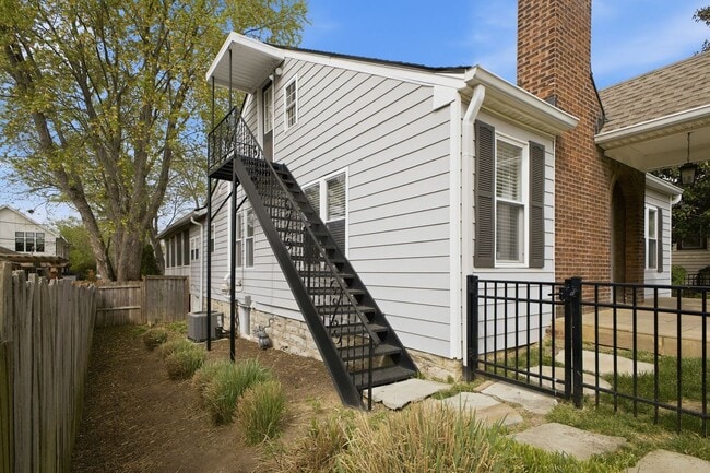 Building Photo - Charming Sylvan Park Studio