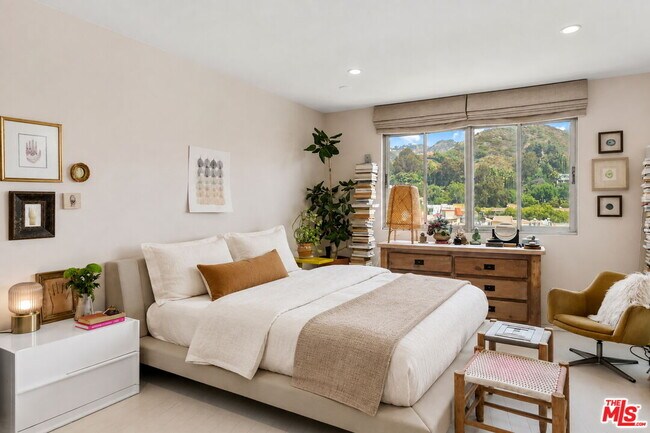 Building Photo - 7250 Franklin Ave Unit 903