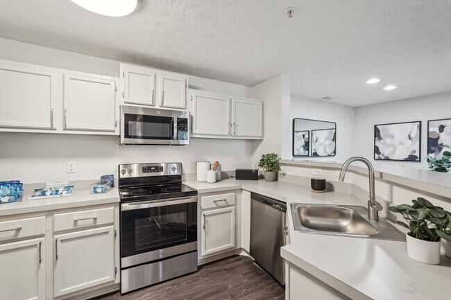 Cocina moderna en Gwinnett Pointe Apartments en Norcross, GA 30093
