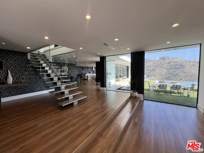 2110 Hercules Dr