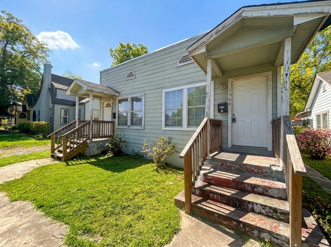 Building Photo - AMAZING!! 1 Bedroom 1 Bathroom Duplex In Highland Park!