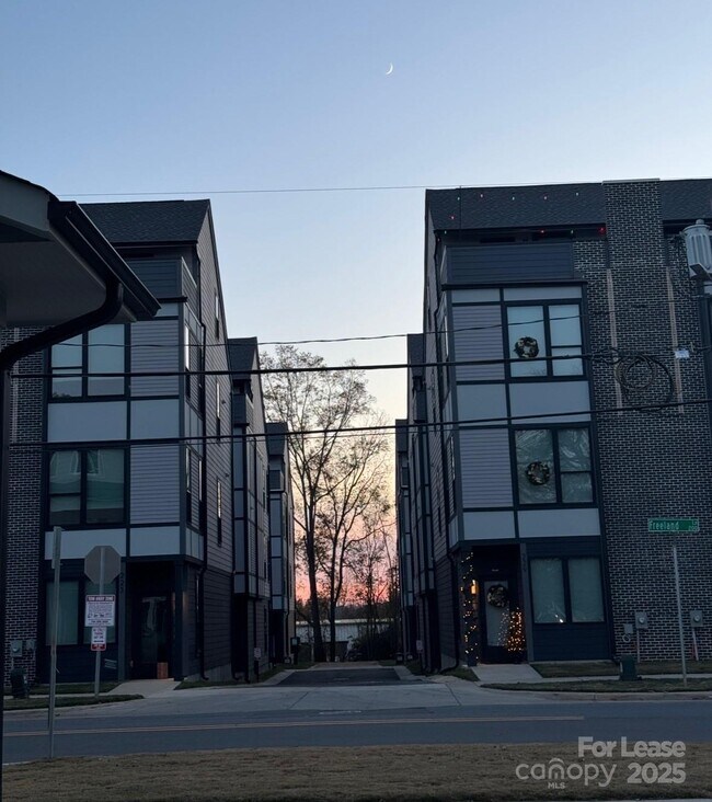 Photo - 215 Freeland Ln