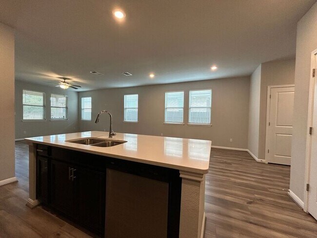 Photo - 101 Neterland St